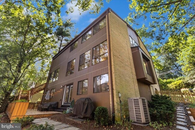 Building Photo - 9411 Fernwood Rd