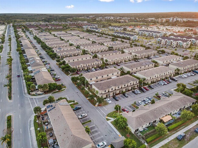 Building Photo - 476 NE 5th St