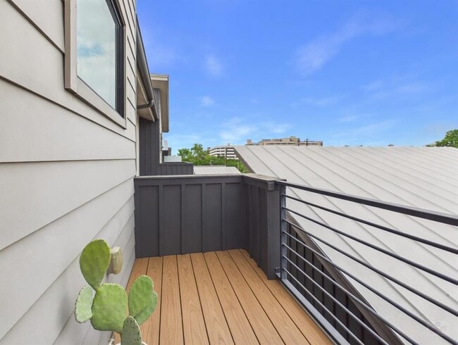 Building Photo - 4402 Mt Vernon Dr