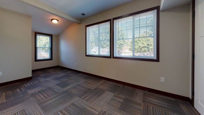 Building Photo - Recently renovated  7 bedroom house
