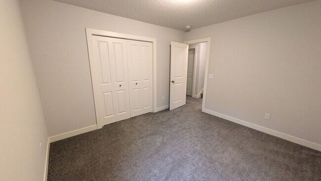 Building Photo - Amazing updated Chaska 4 bedroom home!