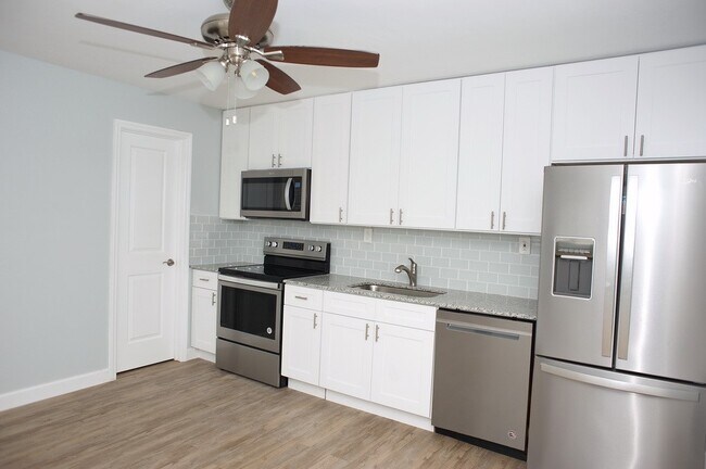 Building Photo - 2 Bedroom Duplex in Naples Park - Annual Rental