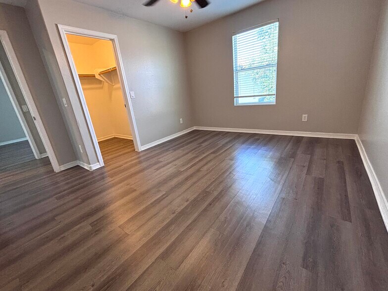 Building Photo - 947 S Utilis Dr