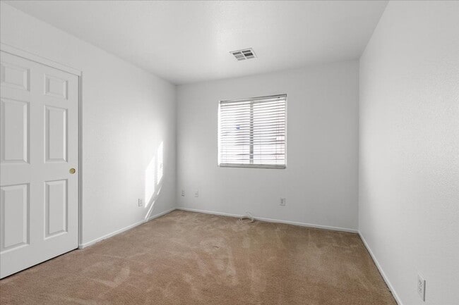 Building Photo - Single Story 3 Bedroom Home with Beautiful Backyard Space