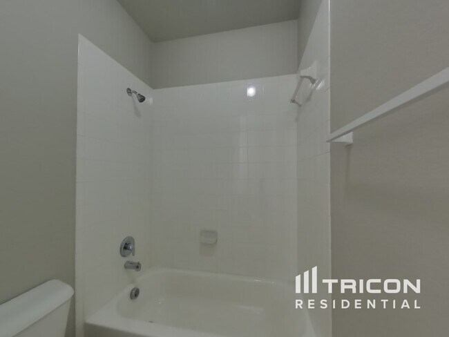 Building Photo - 1620 Village Creek Dr