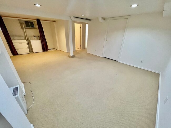 Building Photo - Upgraded 3bd/2bath Laurelhurst Home w/ Pri...