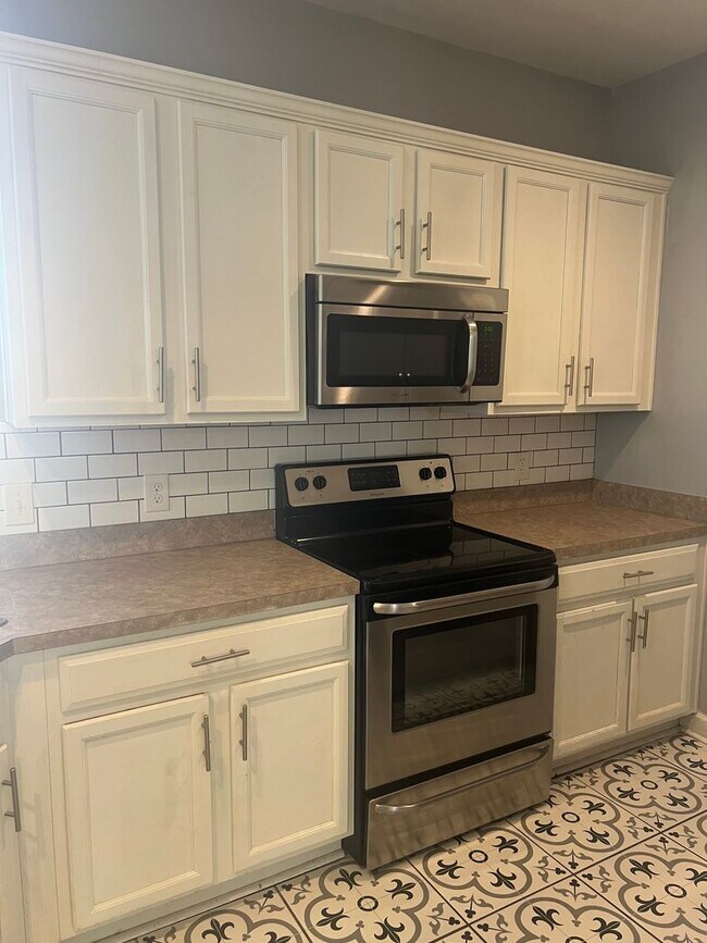 Building Photo - ** 1 Month Free Rent** Beautiful 3 Bedroom/ 2.5 Bath Unfurnished Townhouse in Wellstone!