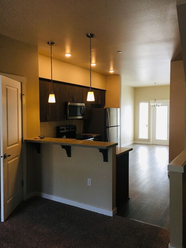 Building Photo - 2 Bedroom 2.5 Bath Townhome with attached ...