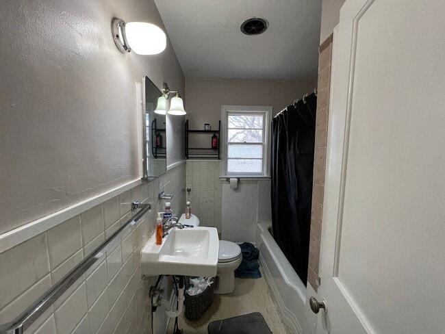 Building Photo - 2 Bedroom Main Floor Unit Available August 1, 2026!