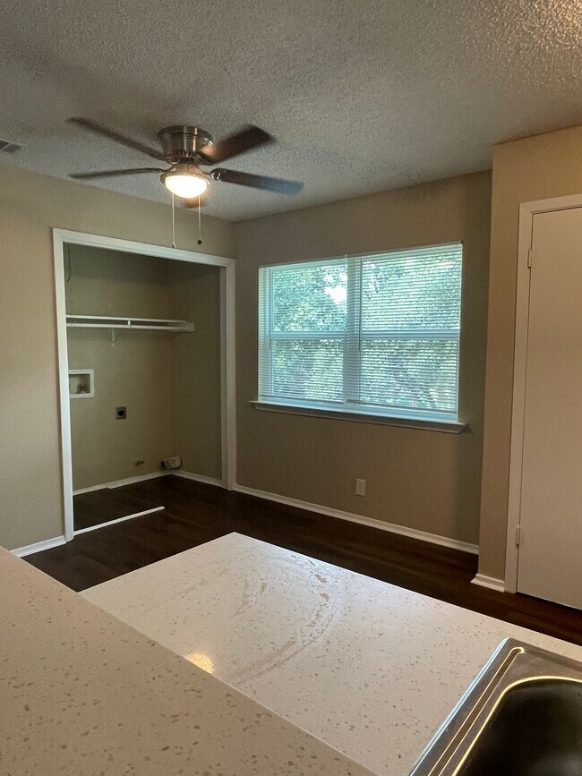 Building Photo - 400 Algerita Dr