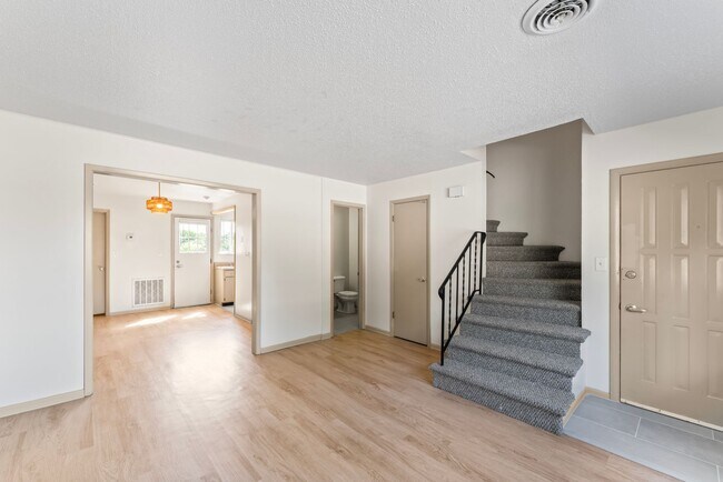 Building Photo - West Knoxville 37919 - Charming, Newly Upd...