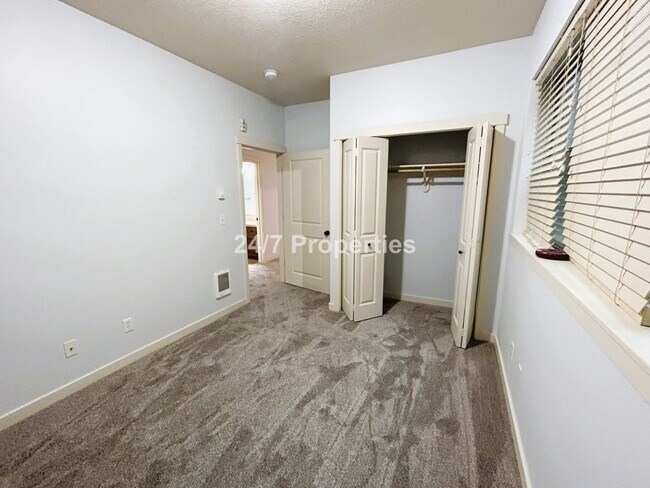 Building Photo - Updated 2 BD | 1 BA Condo with Amenities - Arbor Crossing