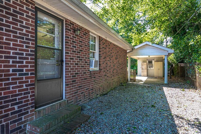 Building Photo - Beautiful rental full of character and charm located in The Avenues of Cayce! Close to USC!
