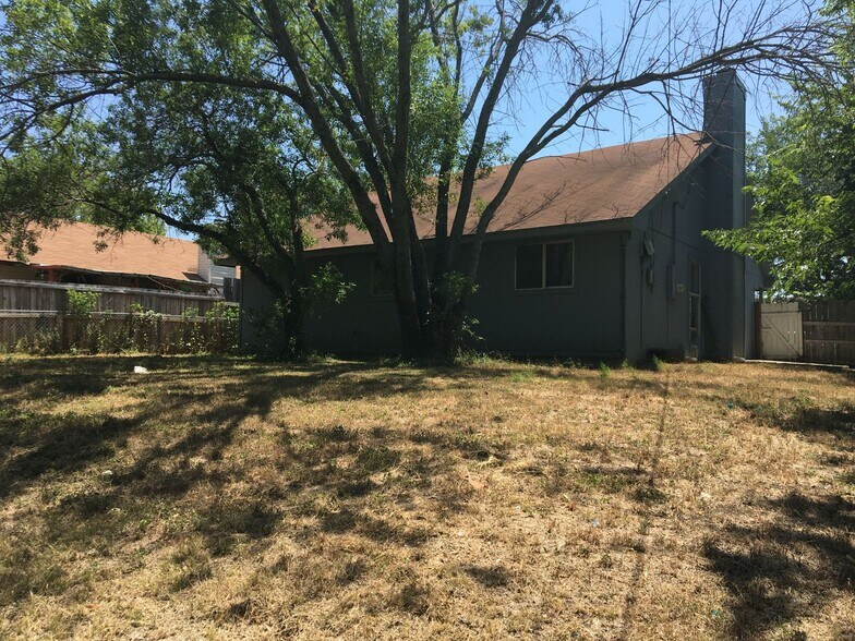Building Photo - 2107 Dickens Dr