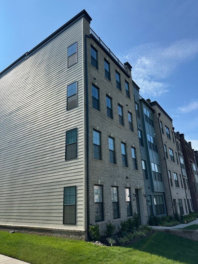 Building Photo - For Rent: Luxurious Short Pump Condo at Gateway Square - $3,200/Month.