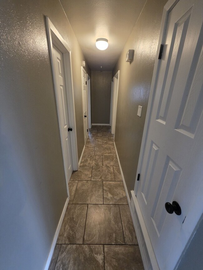 Building Photo - 3 bed 2 bath home with 2 car garage!