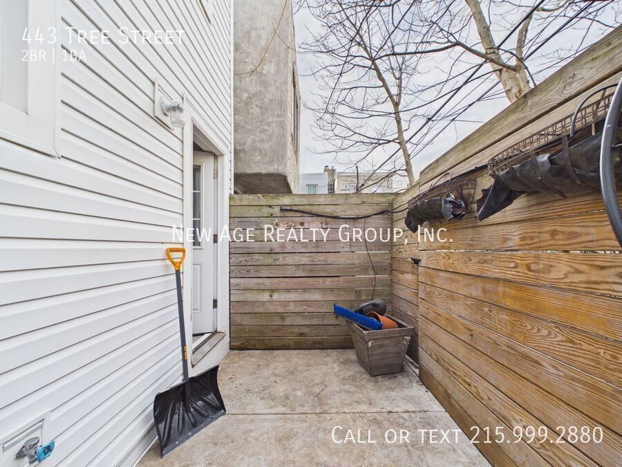 Building Photo - 443 Tree St