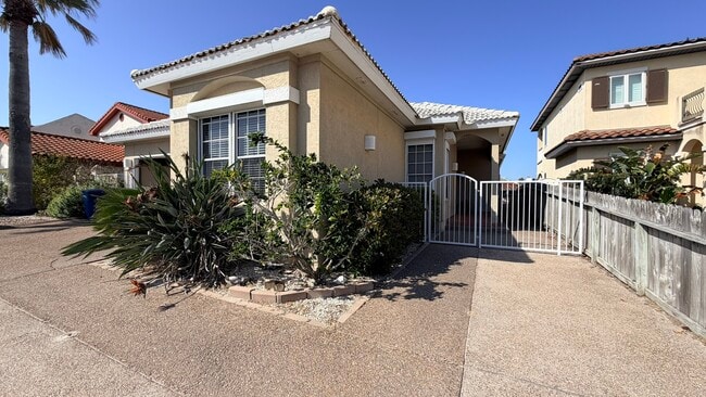 Building Photo - 13806 Primavera Dr