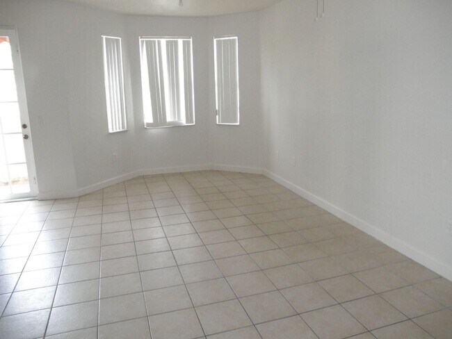 Building Photo - Shoma Townhomes