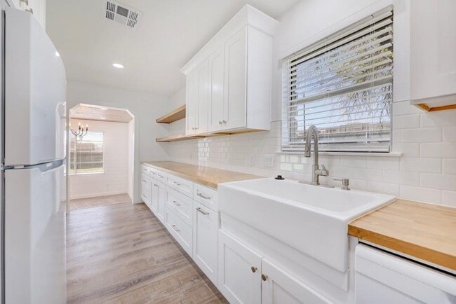 Building Photo - 801 Salem Ln