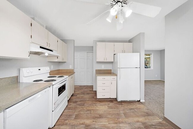 Building Photo - 2 bedroom 1 bath in Milwaukie!!