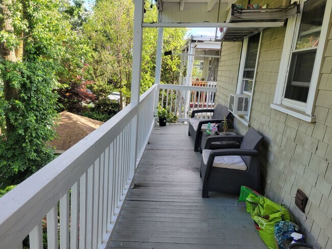 Building Photo - Location Location with this Versatile 2 Bd...