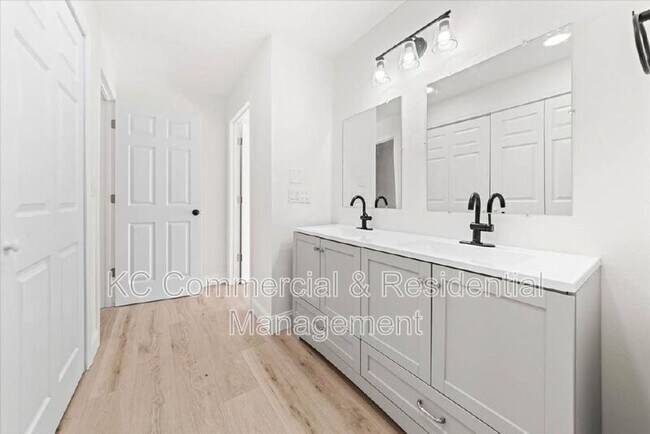 Building Photo - 484 Greenway Ave