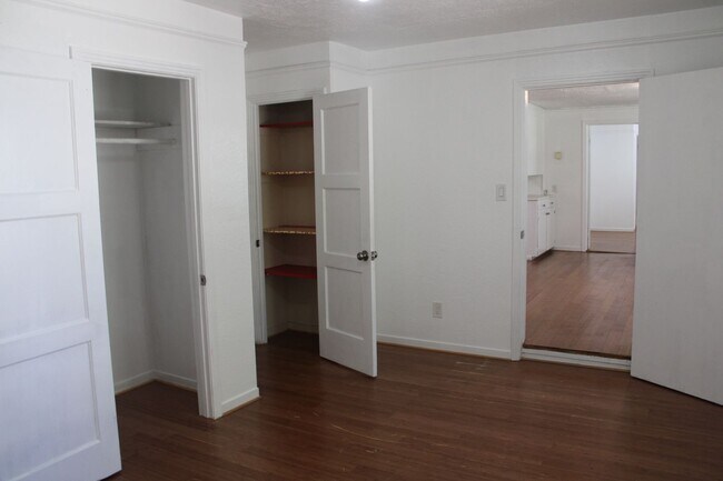 Building Photo - Three Bedroom, One Bathroom Single Family Home in Isleton.
