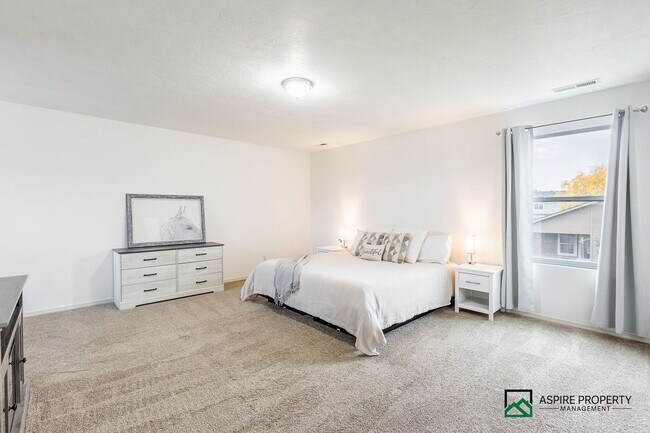 Building Photo - 3 Bed 2.5 Bath Home