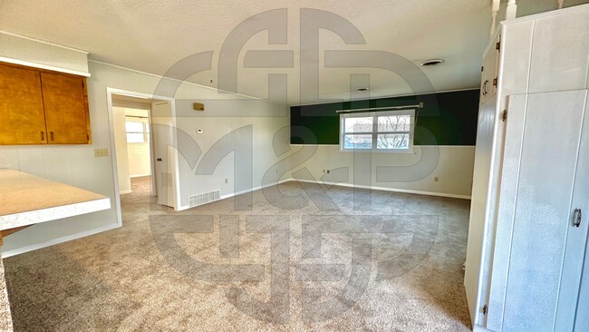 Building Photo - Edwards St Triplex