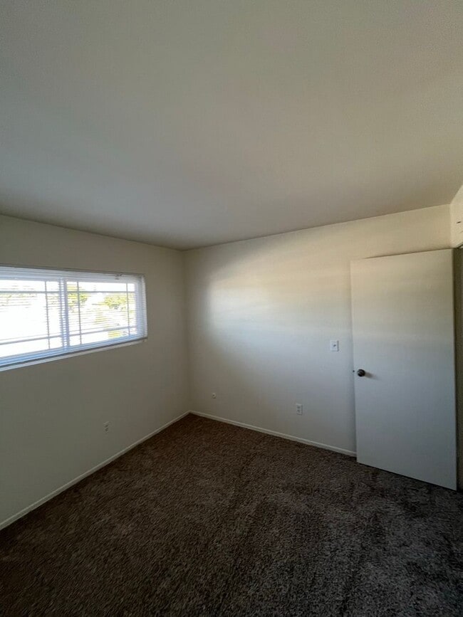 Building Photo - Beautiful 4 Bd Townhouse