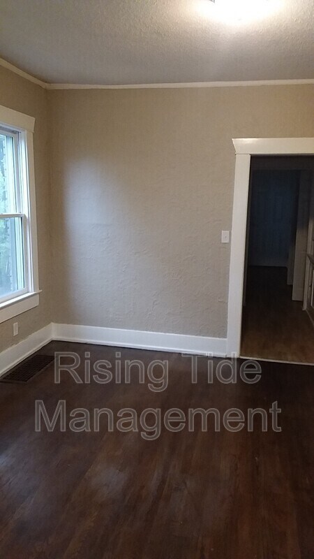 Building Photo - 200 9th Ct W