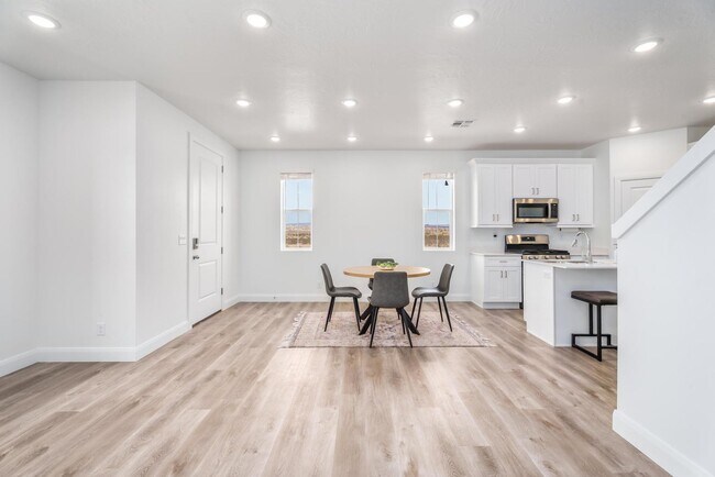 Dining - 484 W Greenstone Pl