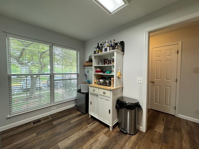 Building Photo - Gorgeous 2 Bed 2.5 Bath Townhome With A Fenced Yard In Exeter