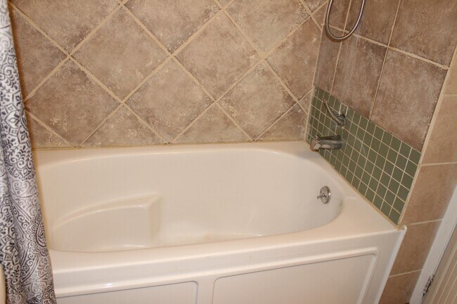 Building Photo - 529 W Topeka Ave