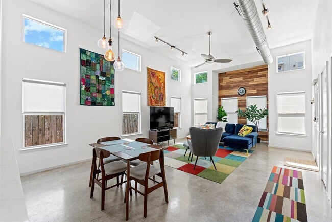 Building Photo - 3802 Byron Dr