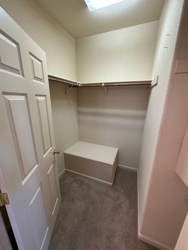 Building Photo - Beautiful 3 Bedroom Lincoln Condo!