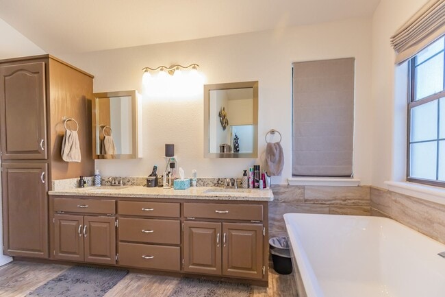 Building Photo - Beautiful Home in the Golf Course Area