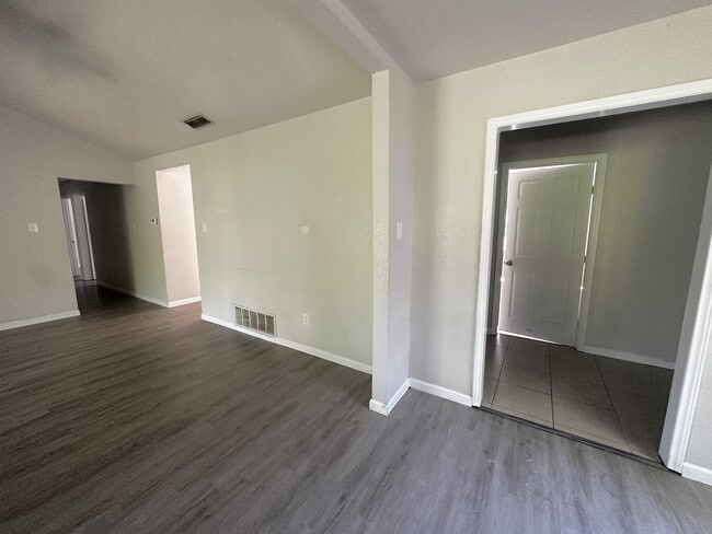Building Photo - 1554 Willowbrook St