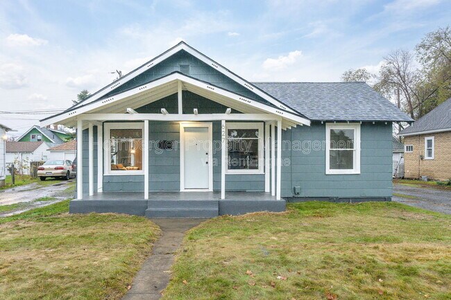 Building Photo - 627 E Wellesley Ave