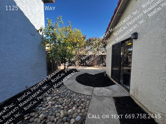 Building Photo - 1125 Del Oro Way