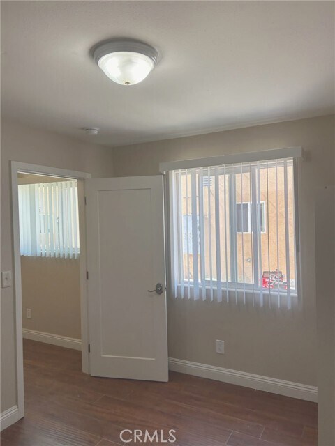 Building Photo - 628 W 59th Pl