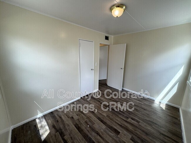 Building Photo - 607 Brookshire Ave