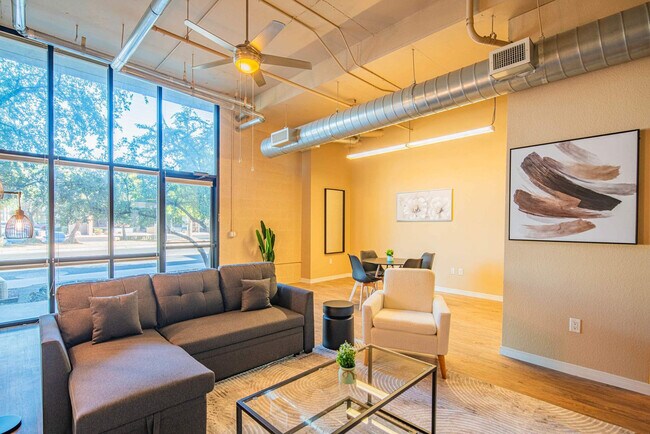 Building Photo - 1275 E University Dr