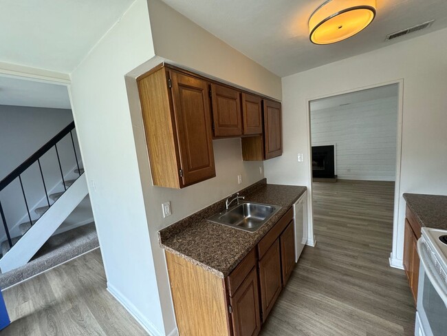 Building Photo - Beautiful townhome convenient to schools, ...