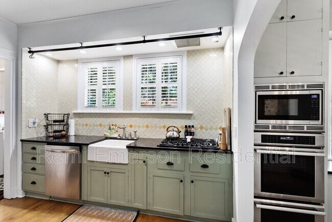 Building Photo - 732 Edgewater Dr