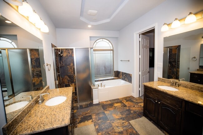 Building Photo - 13923 Hopewell Dr