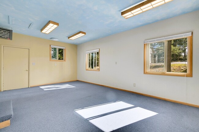 Building Photo - 27927 Circle Dr