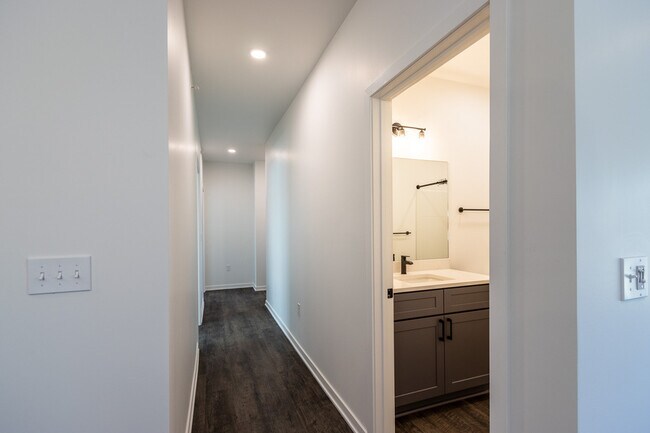 Building Photo - 1920 Edwards St