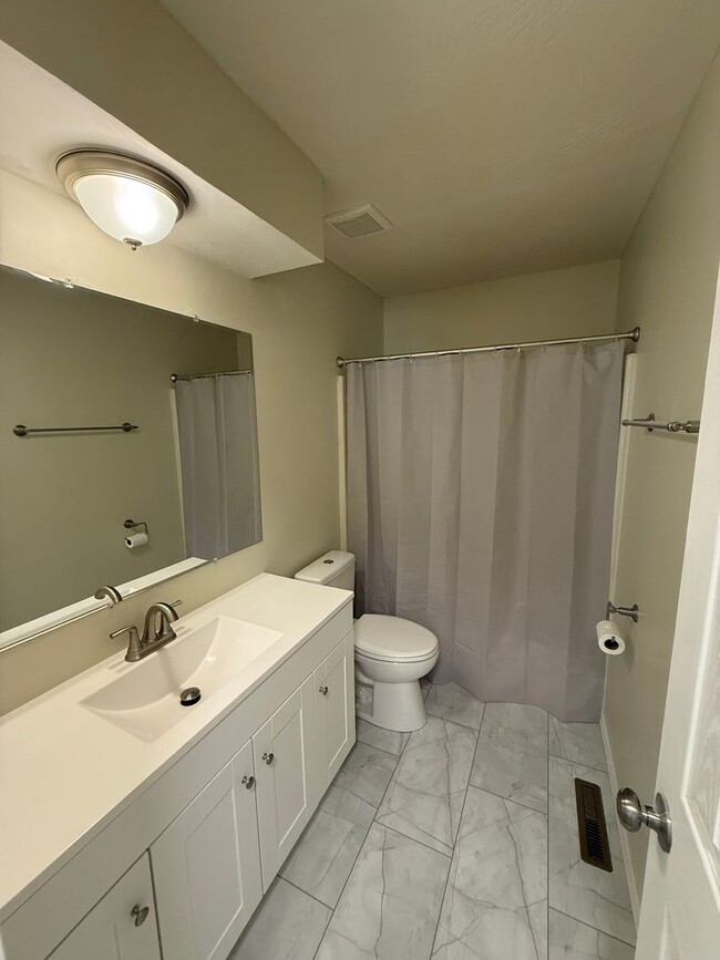 Building Photo - Remodeled 3 Bedroom 2 Bathroom home in Battlefield MO
